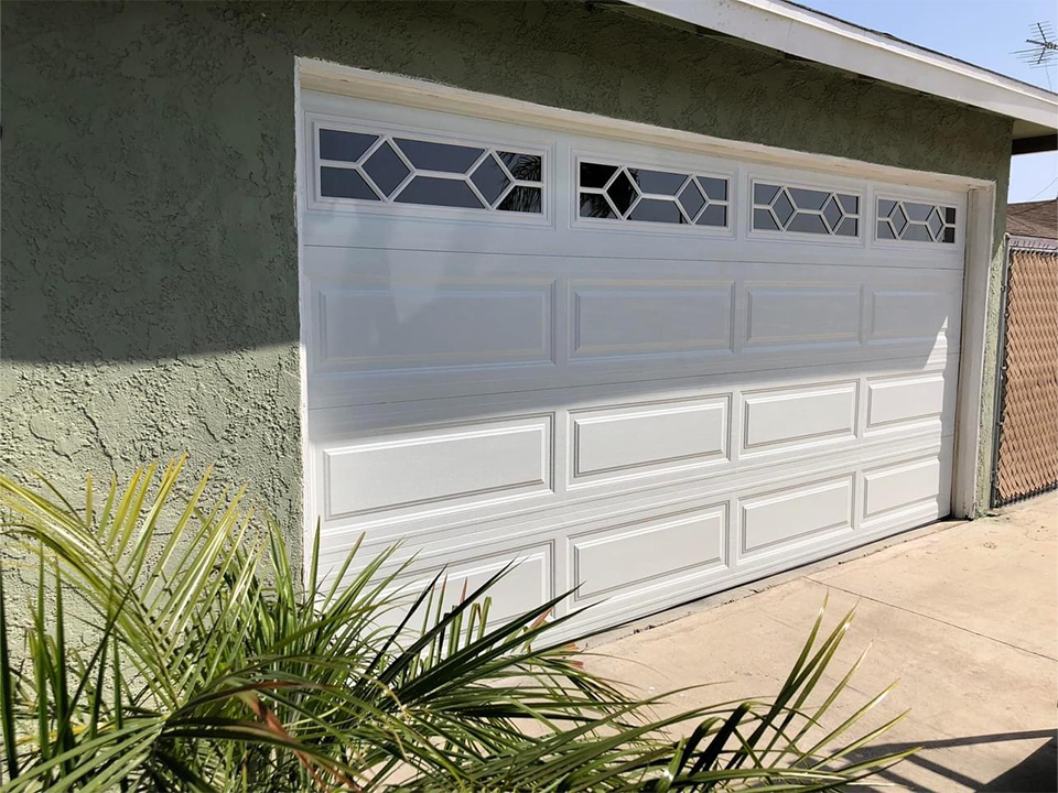Дизайн длинной панели гаражной двери в американском стиле